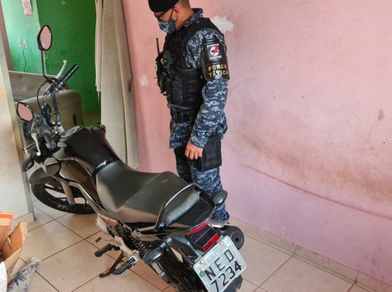 PM encontra moto furtada dentro de casa abandonada, em Ji-Paraná