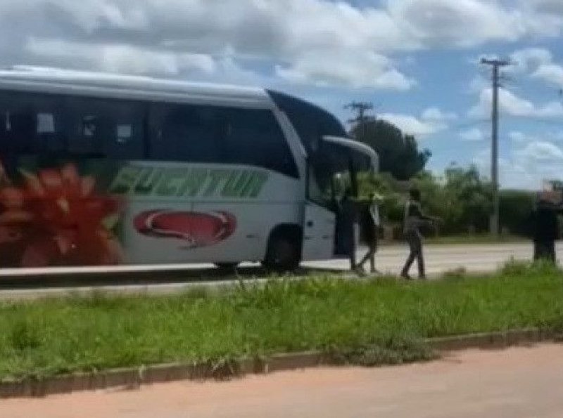 VIDEO: Policiais interceptam ônibus sequestrado por venezuelano com 19 passageiros