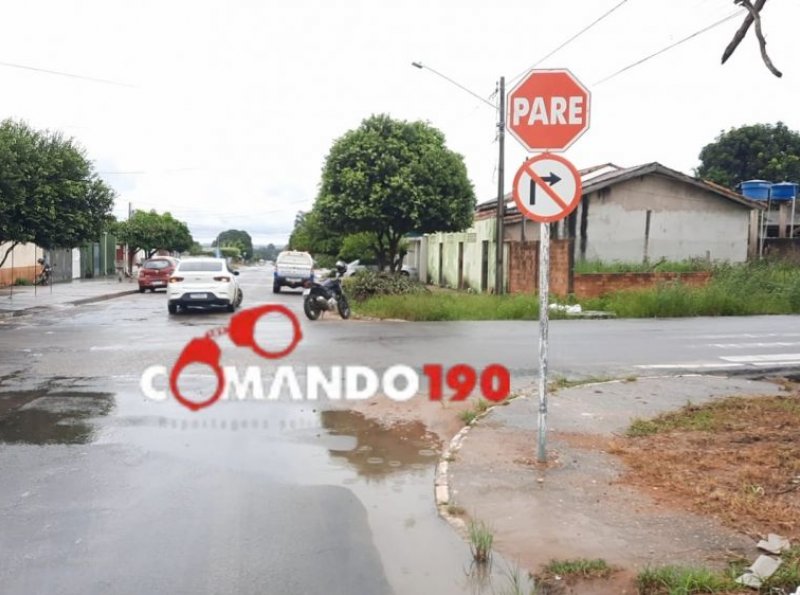 Acidente de trânsito envolvendo um carro e uma moto na rua Curitiba em Ji-Paraná