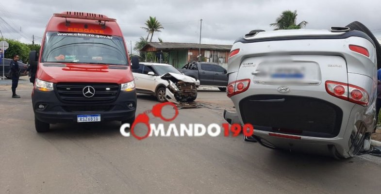 Colisão na Rua T 20 Acidente entre dois carros culmina em capotamento