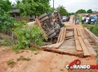 Caminhão carregado de terra tomba em cima de ponte, em Ji-Paraná