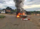 Bandidos arrombam loja de móveis e depois incendeiam carro furtado usado na fuga, em Ji-Paraná