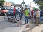 FLAGRANTE – Acidente entre moto e carro na Rua 22 de Novembro deixa uma pessoa ferida