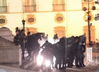 Fotos mostram momento em que bombas são jogadas contra PMs no Rio de Janeiro