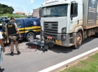 IMPRUDÊNCIA - Motociclista tenta fazer contorno na contramão e acaba atropelado por carreta