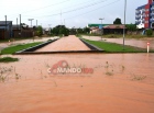 Igarapé 02 de Abril transborda e alaga casas na rua Hermínio Victorelli, em Ji-Paraná - VIDEO