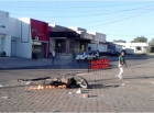 Veja o vídeo do momento exato em que a mulher enfurecida coloca fogo na motocicleta do namorado