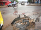 Motorista avança sinal vermelho, bate em duas motocicletas, arranca semáforo e depois foge do local