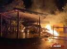 Bar do Brizola é incendiado por índios logo após confusão que quase termina em morte, na zona rural de Ji-Paraná