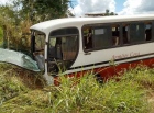 Ônibus escolar bate em barranco e estudantes ficam feridos, em Cacoal