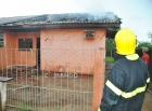 Incêndio destrói residência, em Ji-Paraná; Suposto curto circuito pode ter sido a causa