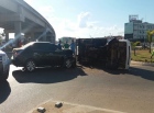 Caminhão baú tomba na pista após acidente na marginal da BR-364