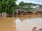 Forte chuva causa alagamento em vários bairros de Ji-Paraná e moradores interditam BR 364 reivindicando providências urgentes