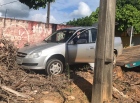 Criança solta freio de mão de veículo que desce morro e por pouco não bate em muro, em Jaru