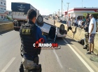 Carro capota várias vezes após ser fechado por carreta na cabeceira da ponte do Rio Machado, em Ji-Paraná