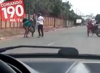 Homem tenta agredir esposa com canivete e acaba baleado por desconhecido – VEJA O VÍDEO DO MOMENTO DA BRIGA   