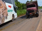 JARU - Caminhão boiadeiro colide de frente com ônibus da Eucatur na BR-364