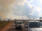 Manifestantes colocam fogo em vegetação e param caminhões por 1h na BR-364 em RO