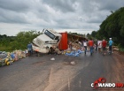 Carreta carregada de refrigerantes e cervejas tomba na BR 364 