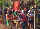 LCP usa crianças e mulheres como escudo humano e hostiliza PM na entrada de área invadida na fazenda Santa Aline - VIDEO 