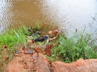 Pescadores encontram corpo de homem degolado e com as vísceras para fora debaixo da Ponte do Anel Viário - IMAGENS FORTES