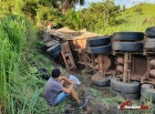 De forma heroica, caminhoneiro joga carreta para fora da pista e evita tragédia – VIDEO