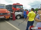 Caminhonete tenta ultrapassar carreta em cima do viaduto e acaba causando acidente, em Ji-Paraná