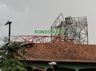 MONTE NEGRO - Tempestade causa destruição; Torre de celular cai em cima de Escola