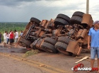 EXCLUSIVO - Carreta tomba em Rodovia Estadual do Mato Grosso e duas pessoas morrem