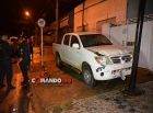 Durante fuga alucinante, assaltantes batem caminhonete roubada, trocam tiros com a PM e fogem pulando dentro de brejo