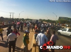 JÁ FOI LIBERADA - Manifestantes acabam de liberar o trânsito na ponte do Rio Machado, em Ji-Paraná