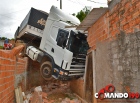 Carreta Bi-trem desgovernada desce ladeira e invade residência, em Ji-Paraná