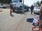 FLAGRANTE - Motociclista avança preferencial e bate em caminhão 