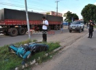 Motociclista embriagado perde o controle da moto e bate em poste de iluminação