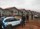 PF e PM cumprem reintegração de posse de 150 casas em Ouro Preto do Oeste, RO