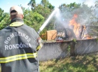 Fogo em lixo provoca grande incêndio e destrói residência no Centro de Ji-Paraná