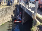 Mulher inconsciente é resgatada de dentro do córrego Dois de Abril pelo Corpo de Bombeiro, em Ji-Paraná – VIDEO DO RESGATE