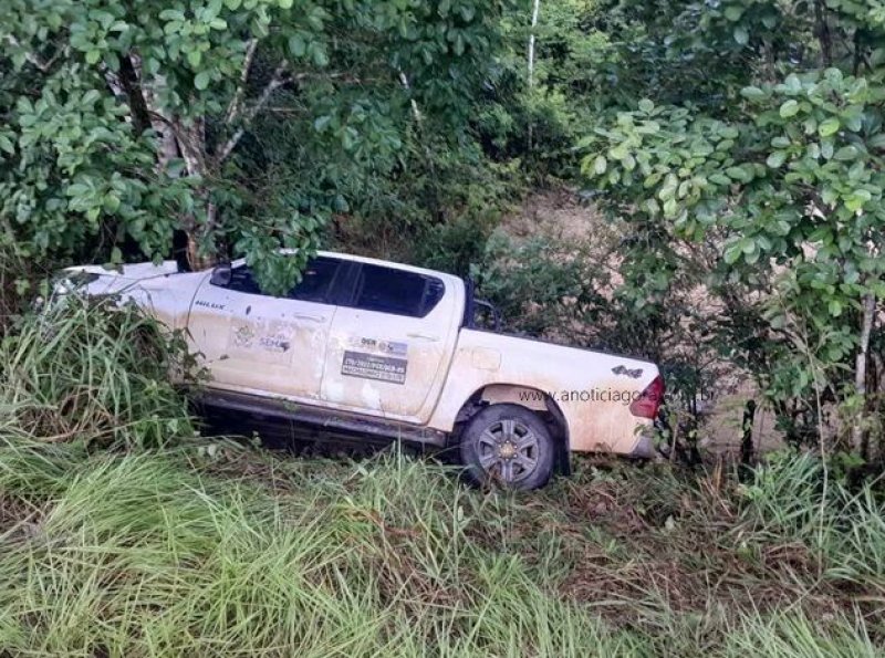 Motorista perde o controle de caminhonete oficial cai em ribanceira na RO 133