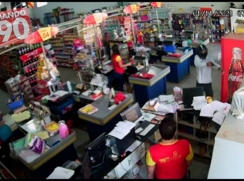 PRESIDENTE MÉDICI - PM prende assaltante com arma e dinheiro logo após roubo em supermercado - VIDEO