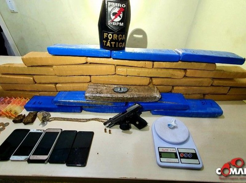 Polícia Militar prende cinco indivíduos que estavam com 35 tabletes de Maconha e uma pistola, em Ji-Paraná