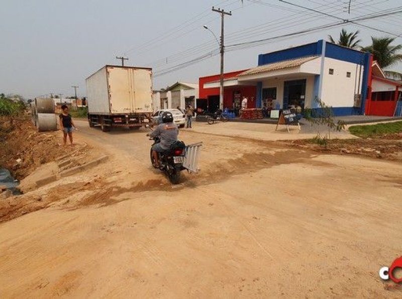 VERGONHA - Buraco feito pela CAERD causa risco de morte e prejuízos aos moradores de Ji-Paraná