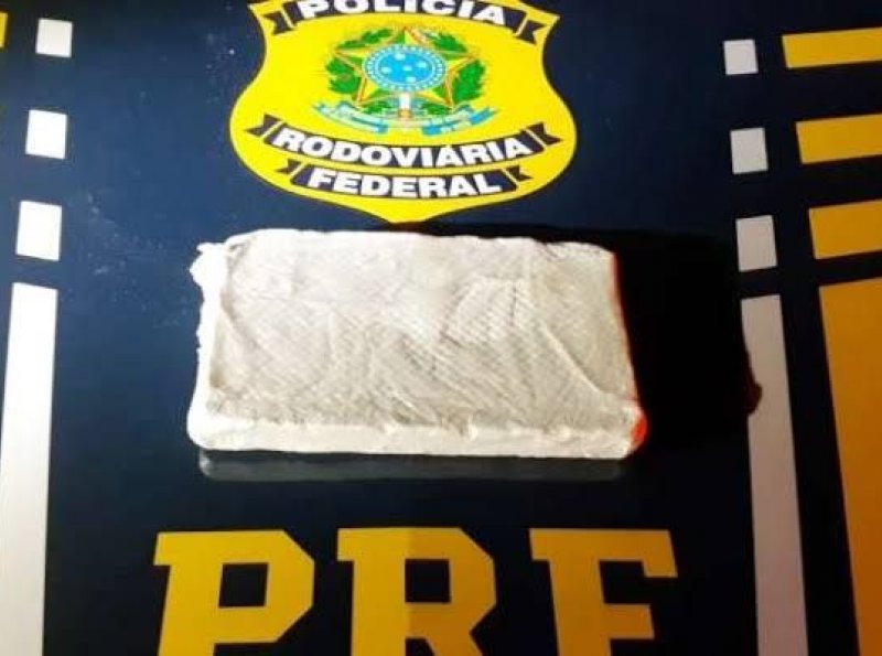 Em Presidente Médici, PRF prende motociclista tranportando 01 Kg de Cocaína