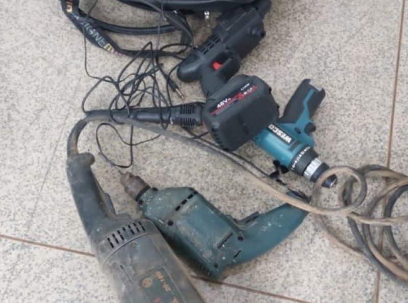 Suspeito foge pulando muros e polícia apreende objetos de origem duvidosa em residência