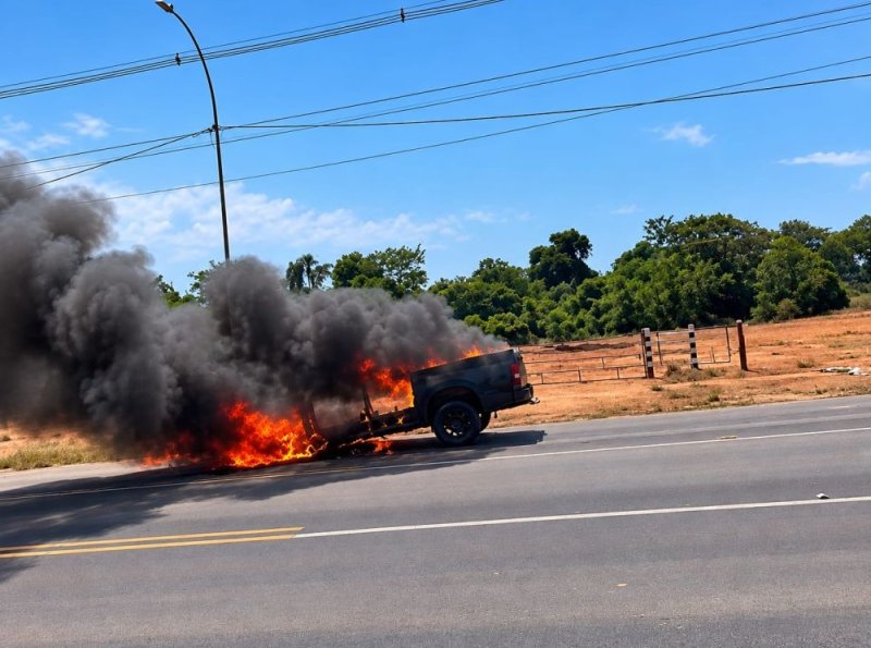 Caminhonete pega fogo durante teste mecânico e fica destruída em Ji-Paraná