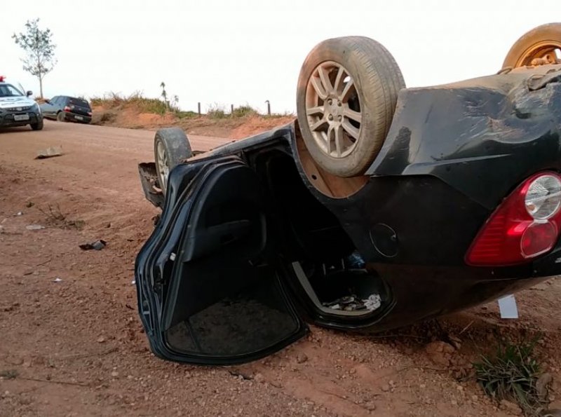 Mulher e duas crianças ficam feridas após carro capotar na Linha 128