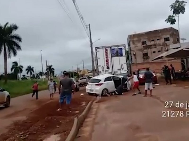 Vídeo mostra o momento em que assaltantes trocam tiros com Policial Militar, em Cacoal