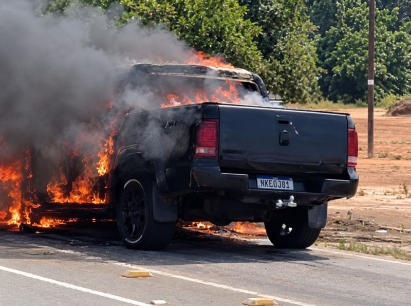 Caminhonete pega fogo durante teste mecânico e fica destruída em Ji-Paraná