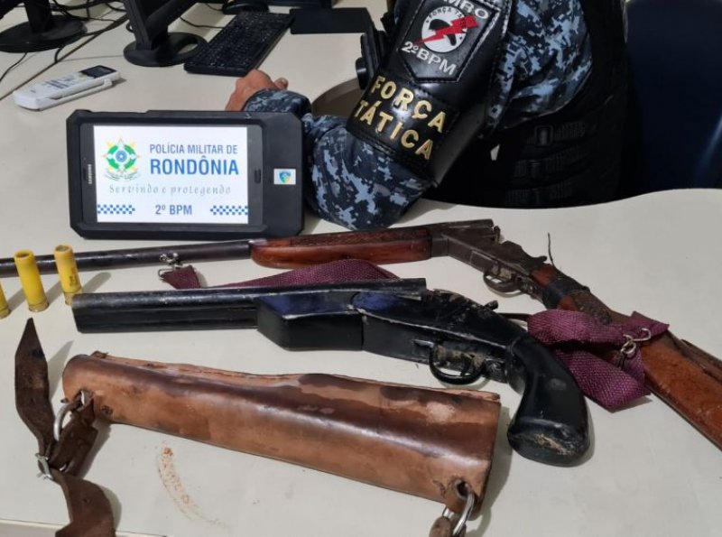 PM apreende duas armas de fogo e prende dois suspeitos, em Ji-Paraná