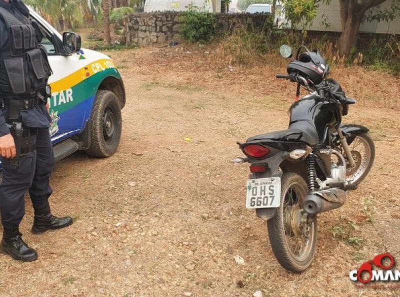 PM encontra motocicleta furtada abandonada em terreno baldio no Canal Verde