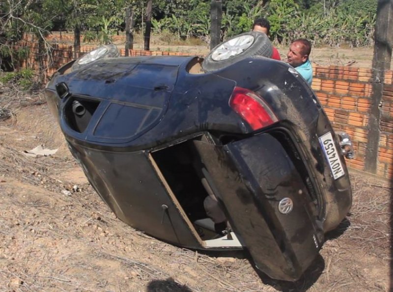 Pneu de carro estoura e provoca capotamento, em Ji-Paraná